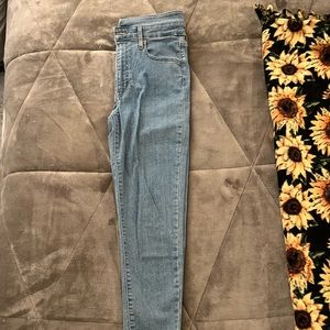 Levi’s Super High Rise Skinny Jean